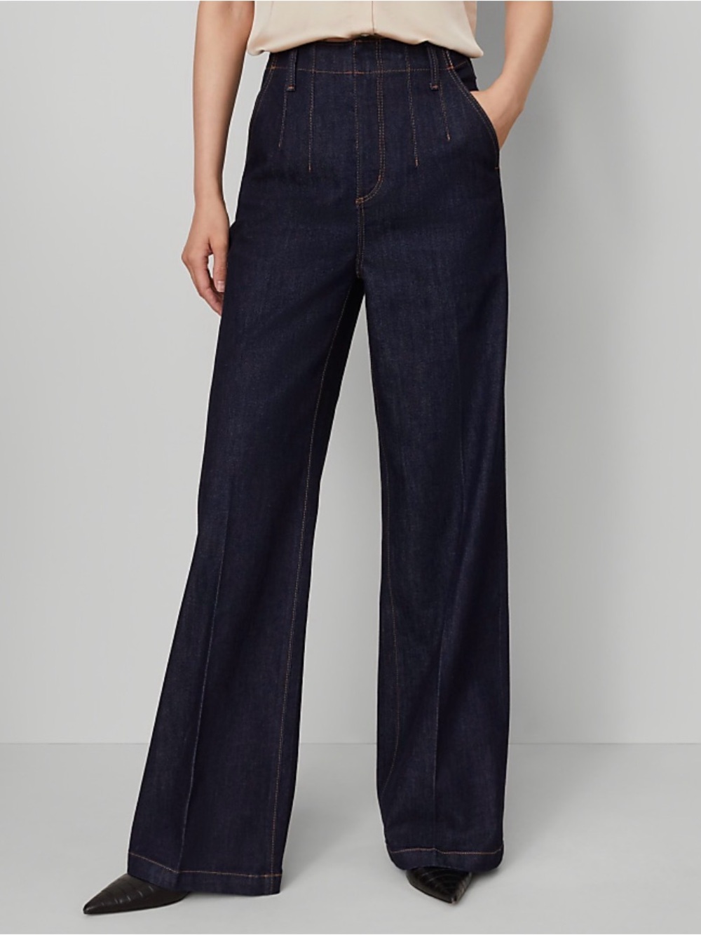 Ann Taylor Darted Waist Trouser Jean in size 8 Petite